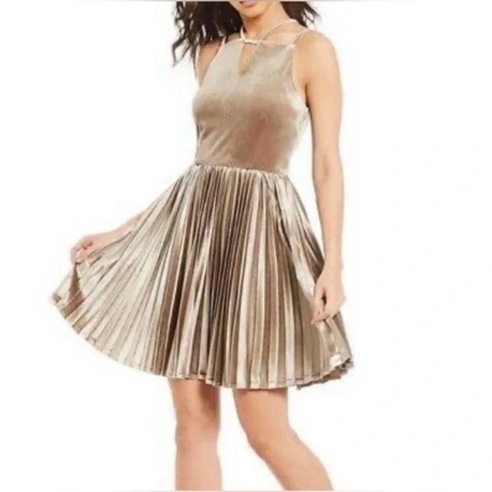 Gianni Bini Women’s Jenni Velour Pleated Mini Dress Party Champagne NWT Size 8